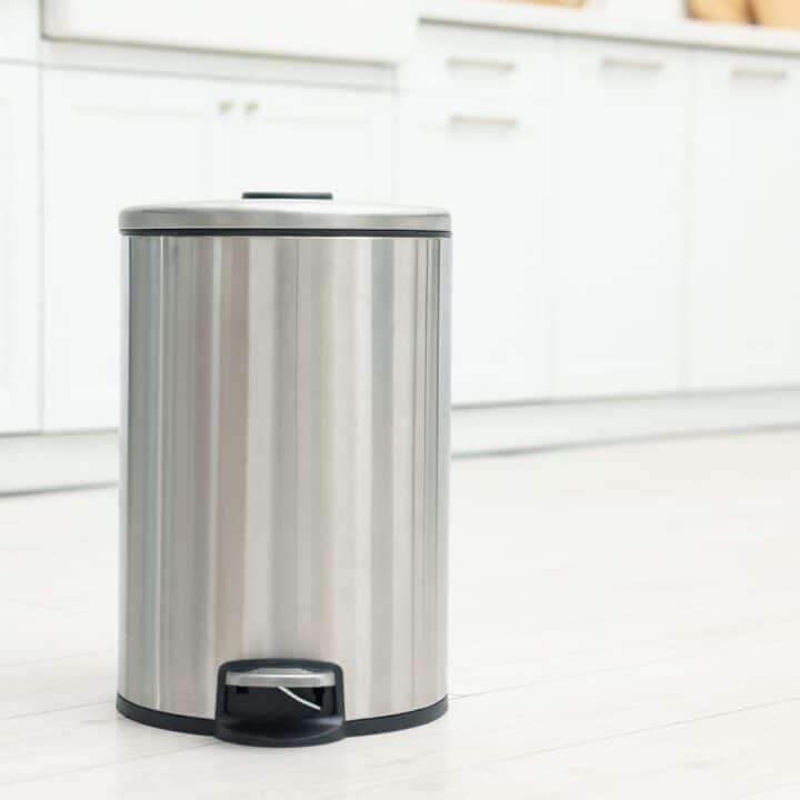 how to clean garbage cans and remove smells and bacteria