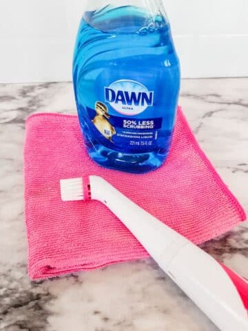 dawn dish soap with microfiber cloth and scrubber
