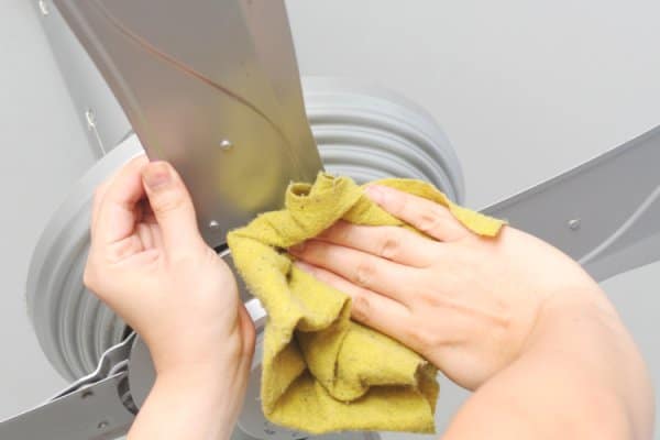 clean ceiling fan