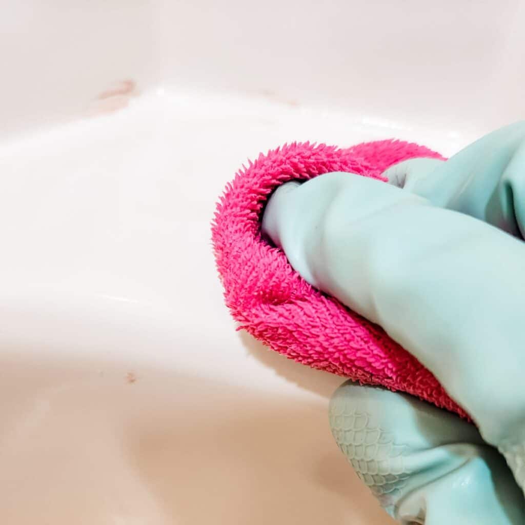 using microfiber cloth to clean rust stain in bathtub